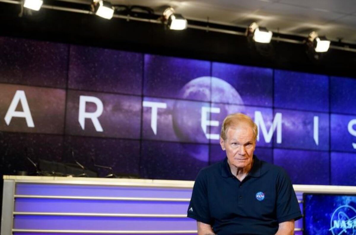 Люди будут жить и учиться на Луне - глава NASA