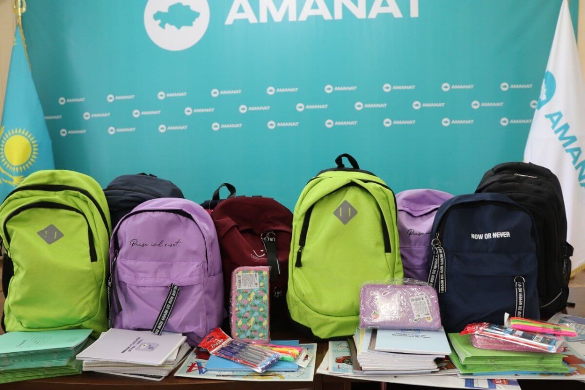 Члены партии AMANAT помогли собраться к школе более 42 тысячам детей