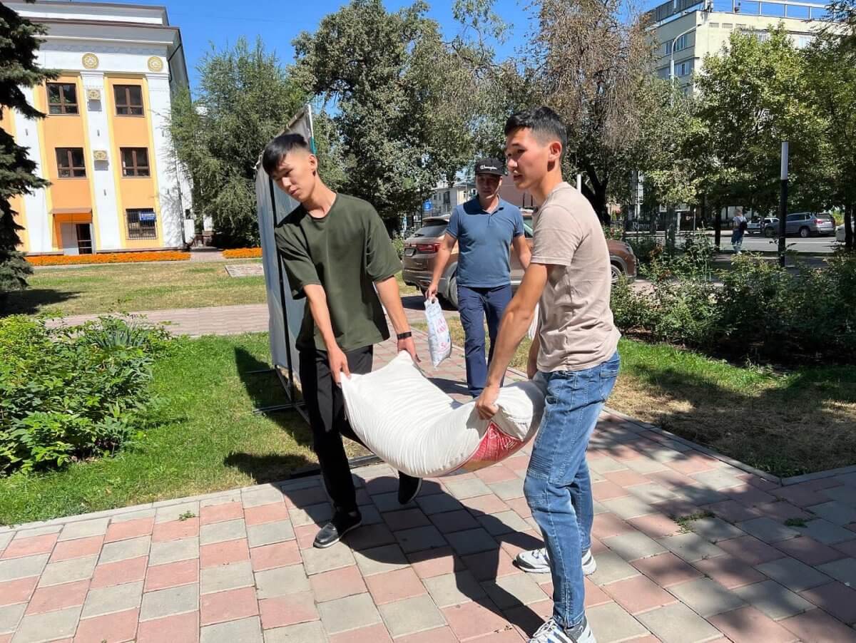 Начали работу пункты приема гумпомощи партии AMANAT