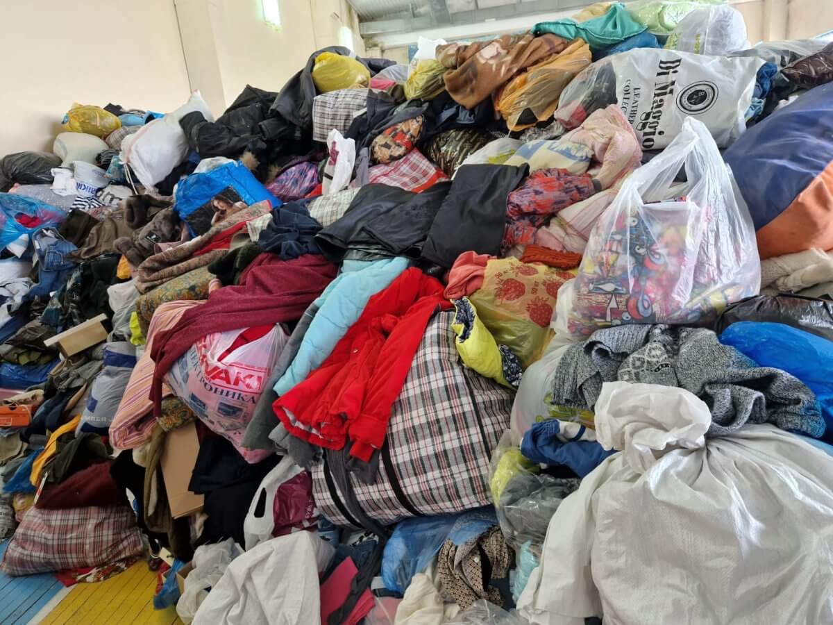 Горы непригодной одежды несут казахстанцы в помощь пострадавшим от пожаров в Костанае