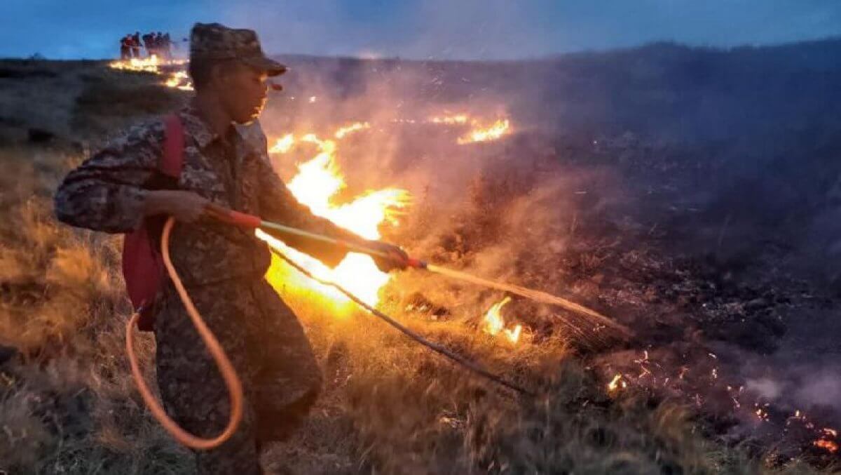 Четыре пожара продолжают тушить в степях Карагандинской области