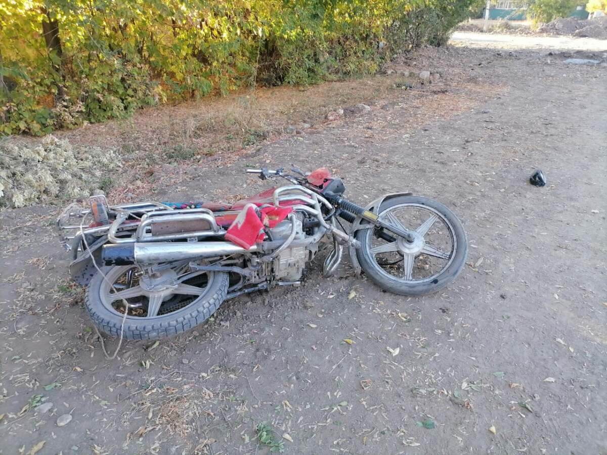 14-летний мальчик на мотоцикле насмерть разбился в Жетысуской области
