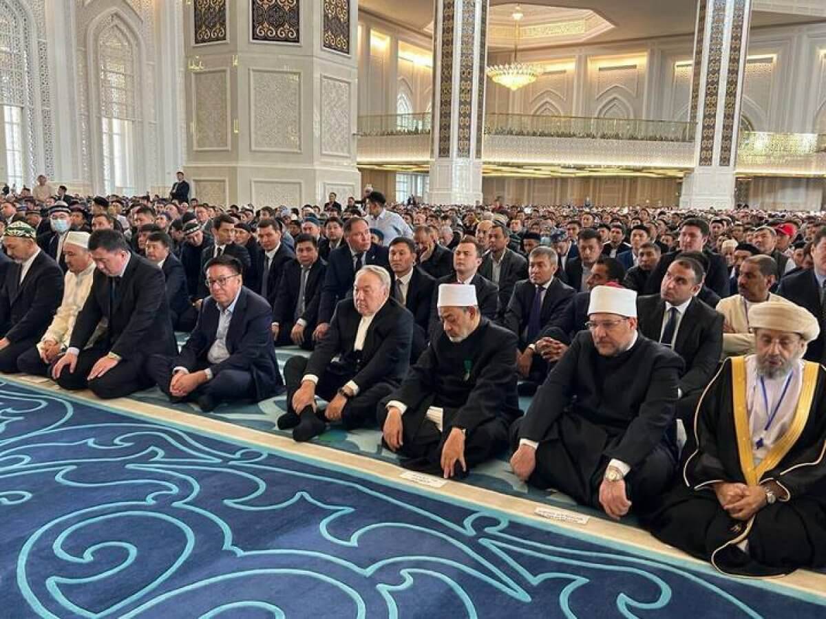 Назарбаев совершил пятничный намаз в главной мечети столицы