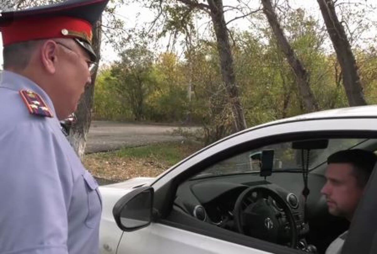 Прибывающих россиян встретил начальник полиции в Костанайской области (ВИДЕО)