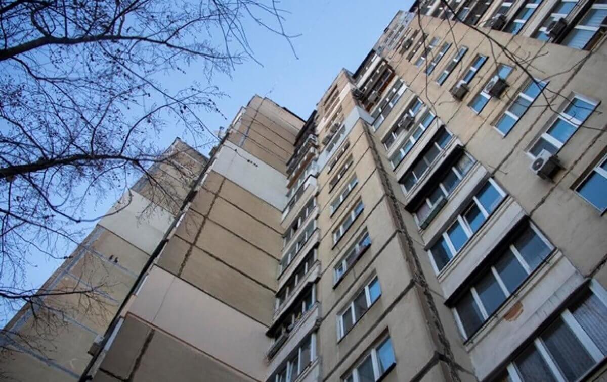 Онкобольной карагандинец выбросился из окна многоэтажки