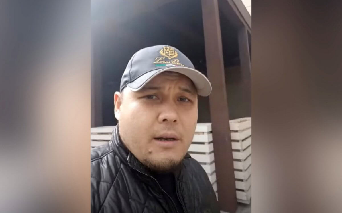 Задававшего россиянам провокационные вопросы блогера из Павлодара арестовали