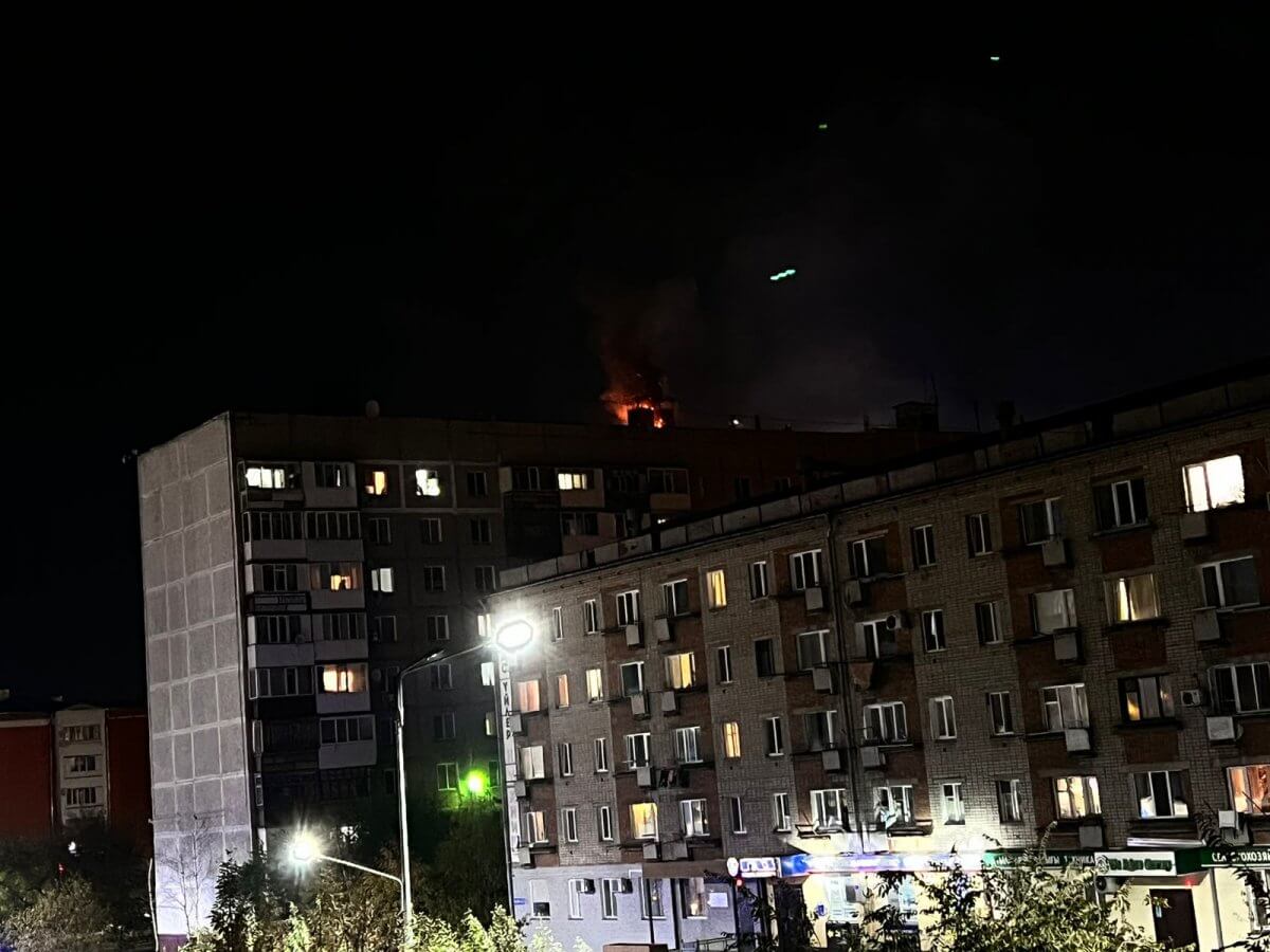 50 человек эвакуировали из-за пожара на крыше многоэтажки в Петропавловске
