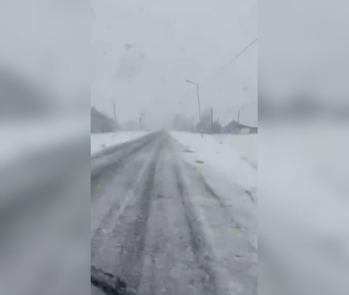 Первый снег выпал на трассе в Алматинской области