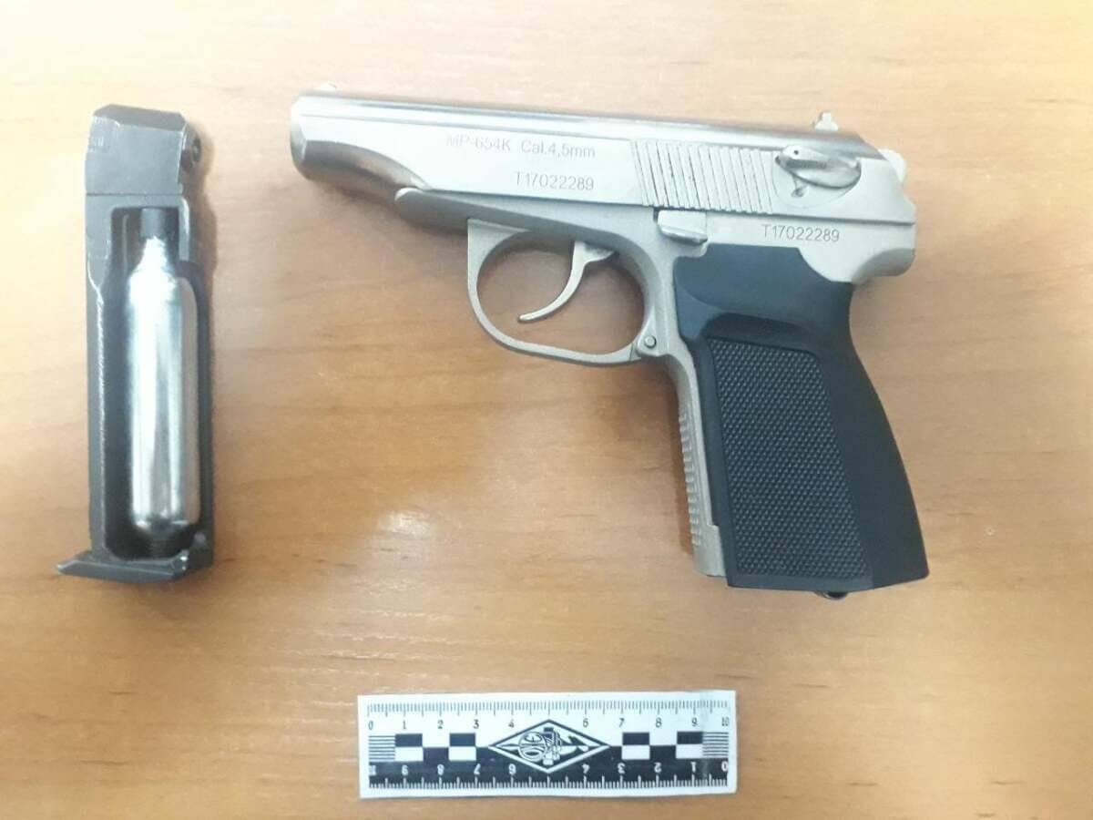 Из-за танцев с пистолетом в ночном клубе жителя Уральска задержали полицейские