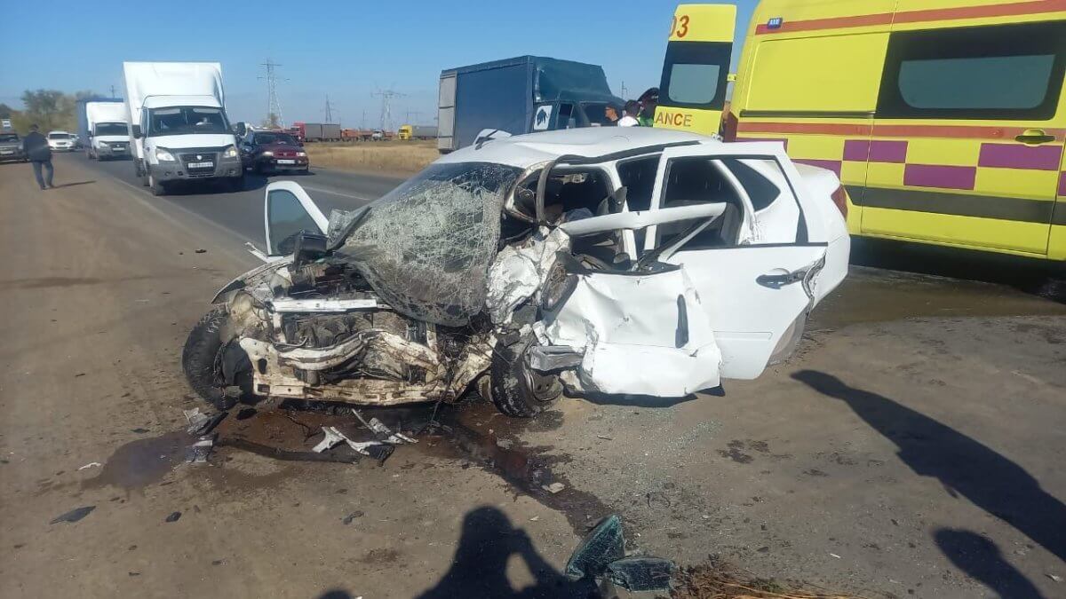 Один человек погиб и четверо пострадали в ДТП на трассе в ЗКО