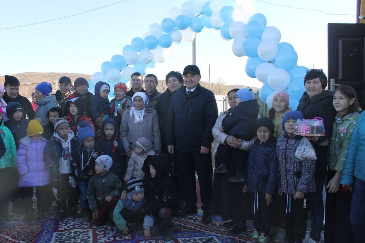 Ключи от новых домов вручили многодетным семьям в ВКО