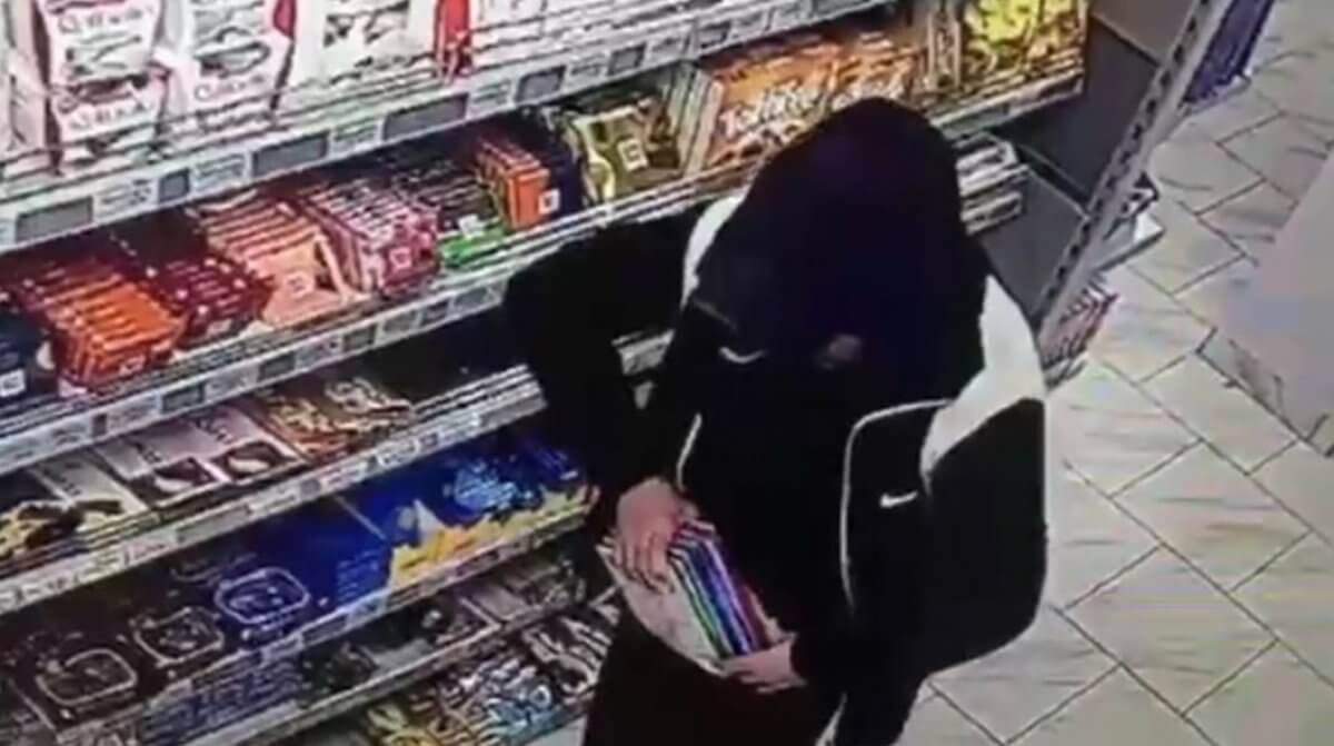 Шоколадный вор объявился в Уральске (ВИДЕО)