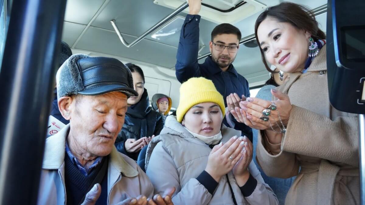 Возложение цветов и поездка в автобусе: Каракат Абден прибыла в Семей
