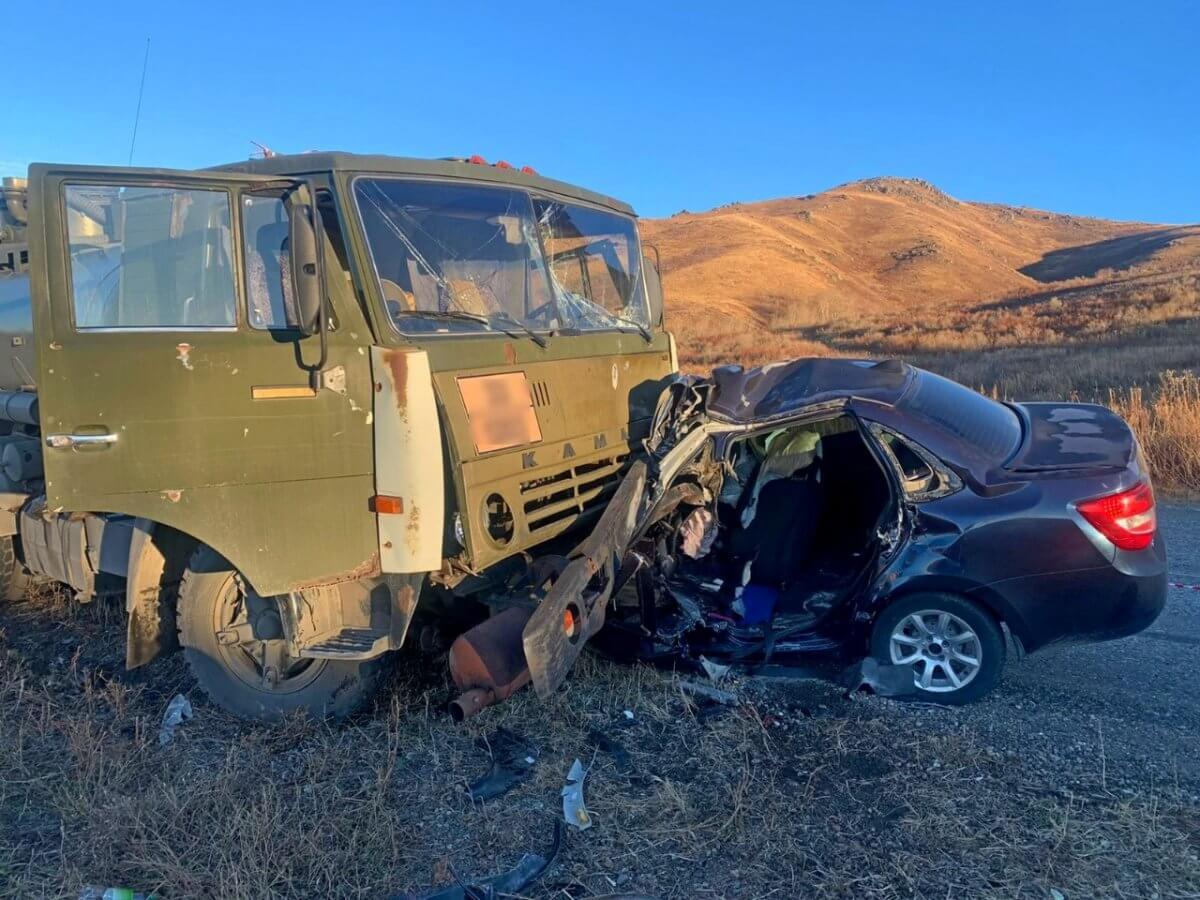 Лобовое столкновение: Lada Granta въехала под бензовоз в ВКО