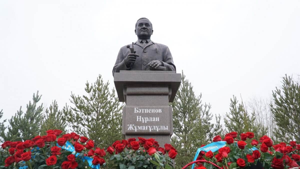 Бюст известного казахстанского врача-травматолога установили в Астане