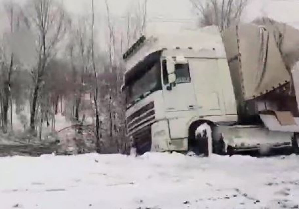 Грузовик с антифризом упал в кювет в Петропавловске (ВИДЕО)