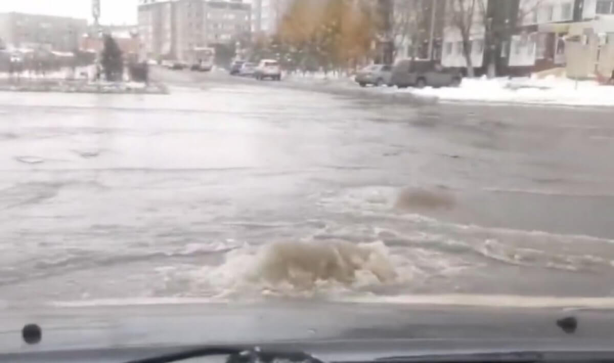 Потоп из-за аварии водопровода образовался в центре Петропавловска