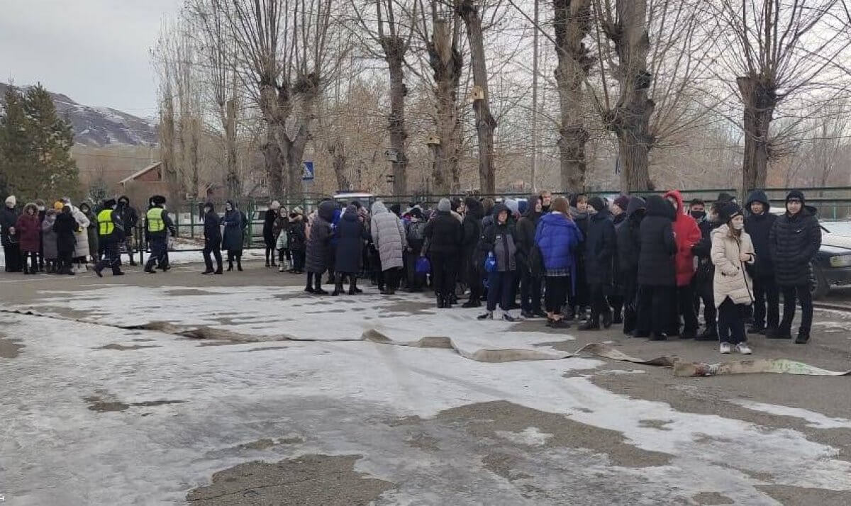 Учеников и сотрудников шести школ эвакуировали в Усть-Каменогорске