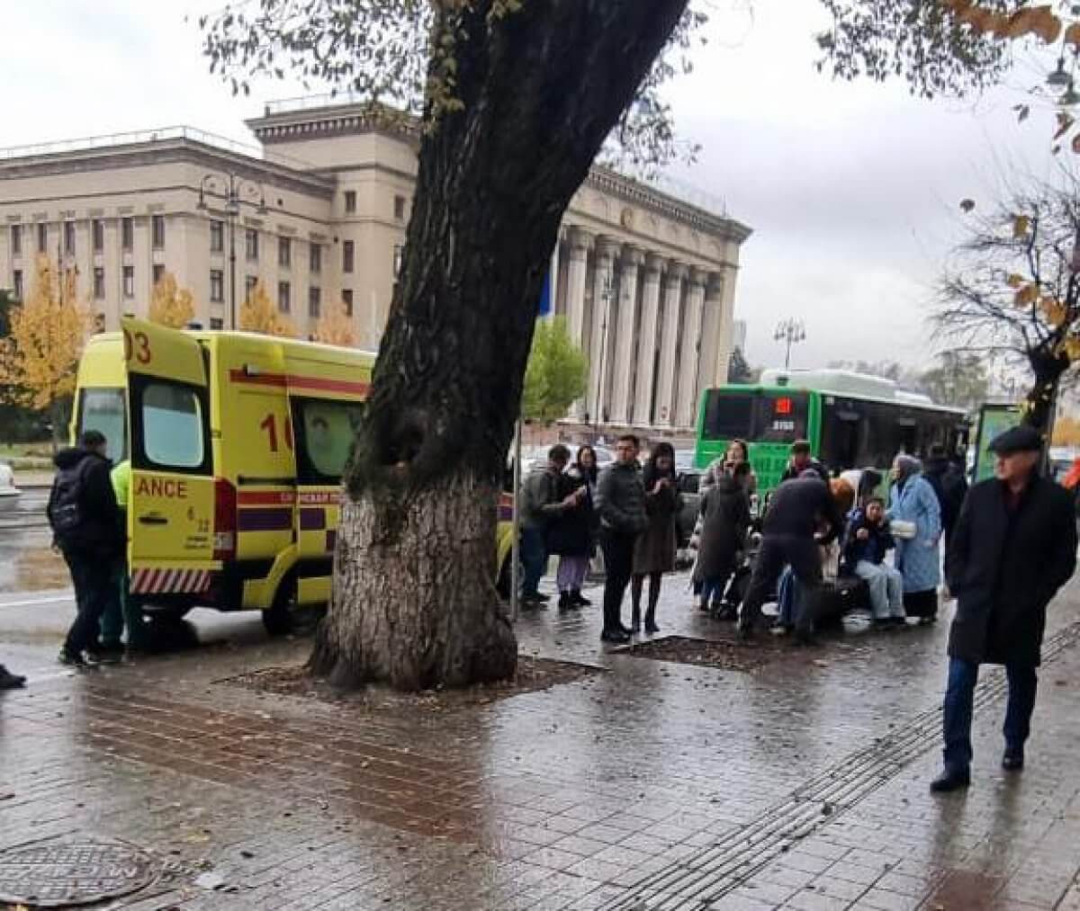 Названо число пострадавших во время столкновения автобусов в Алматы