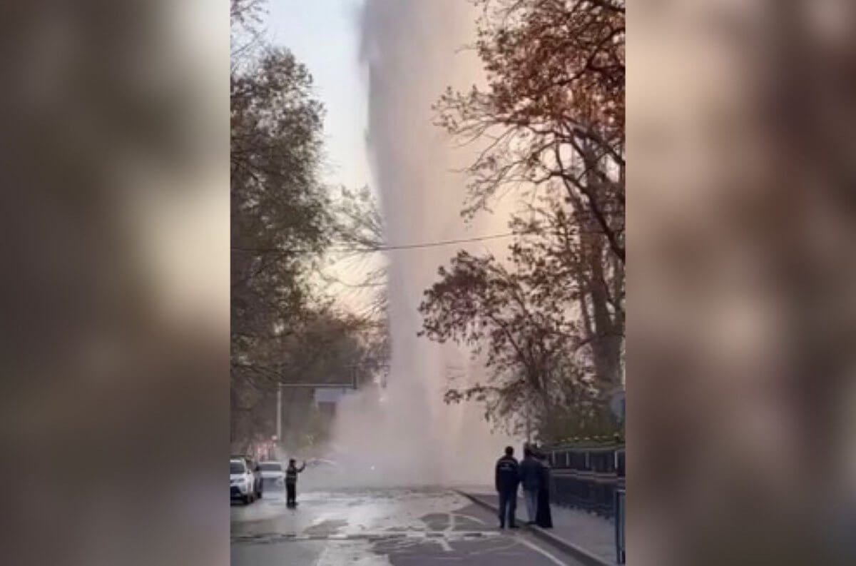 Фонтан воды хлынул из-под земли в Алматы (ВИДЕО)