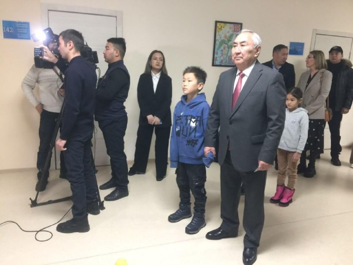 Жигули Дайрабаев проголосовал на выборах президента Казахстана