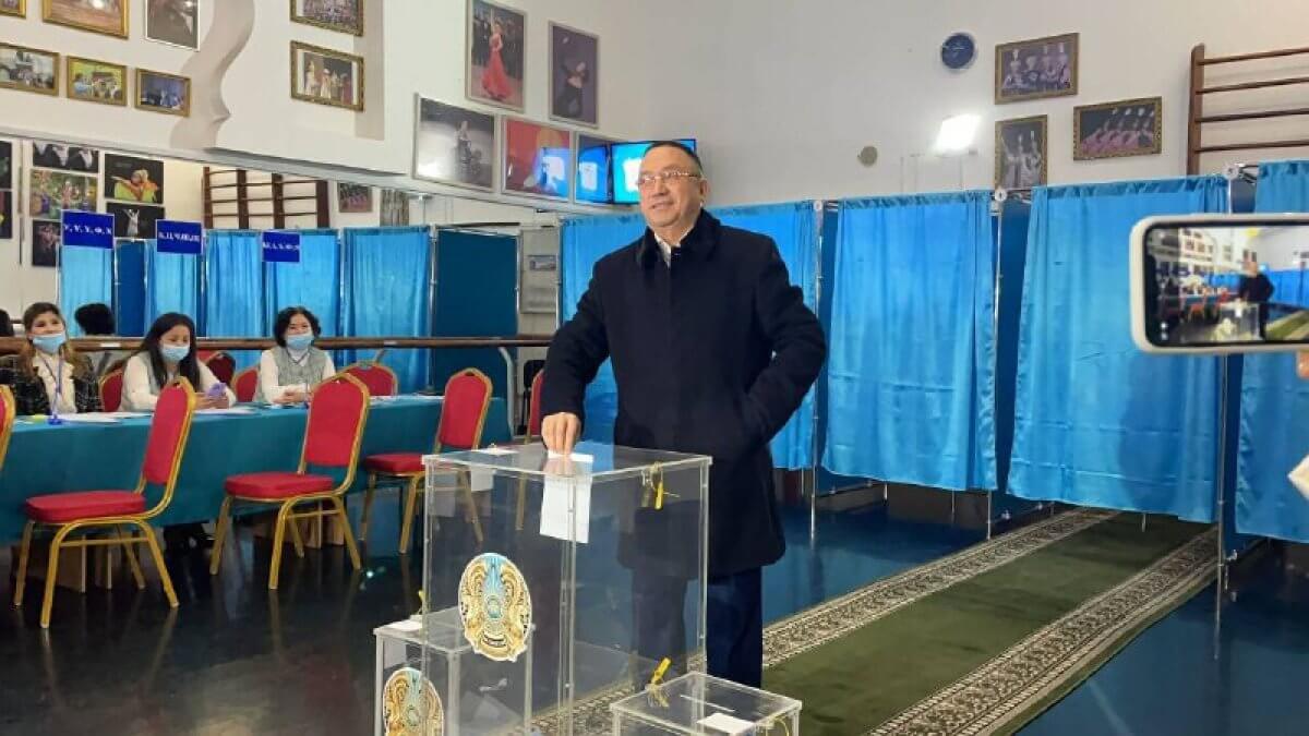 На выборах президента РК проголосовал Нурлан Ауесбаев