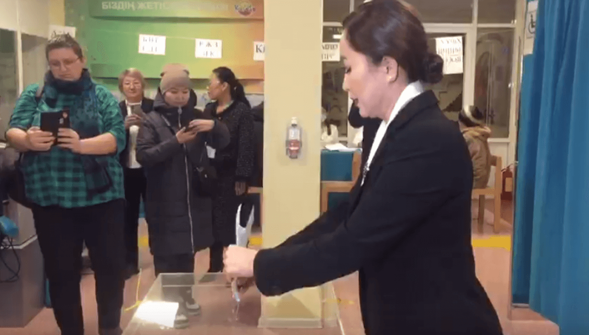 На выборах президента проголосовала Каракат Абден