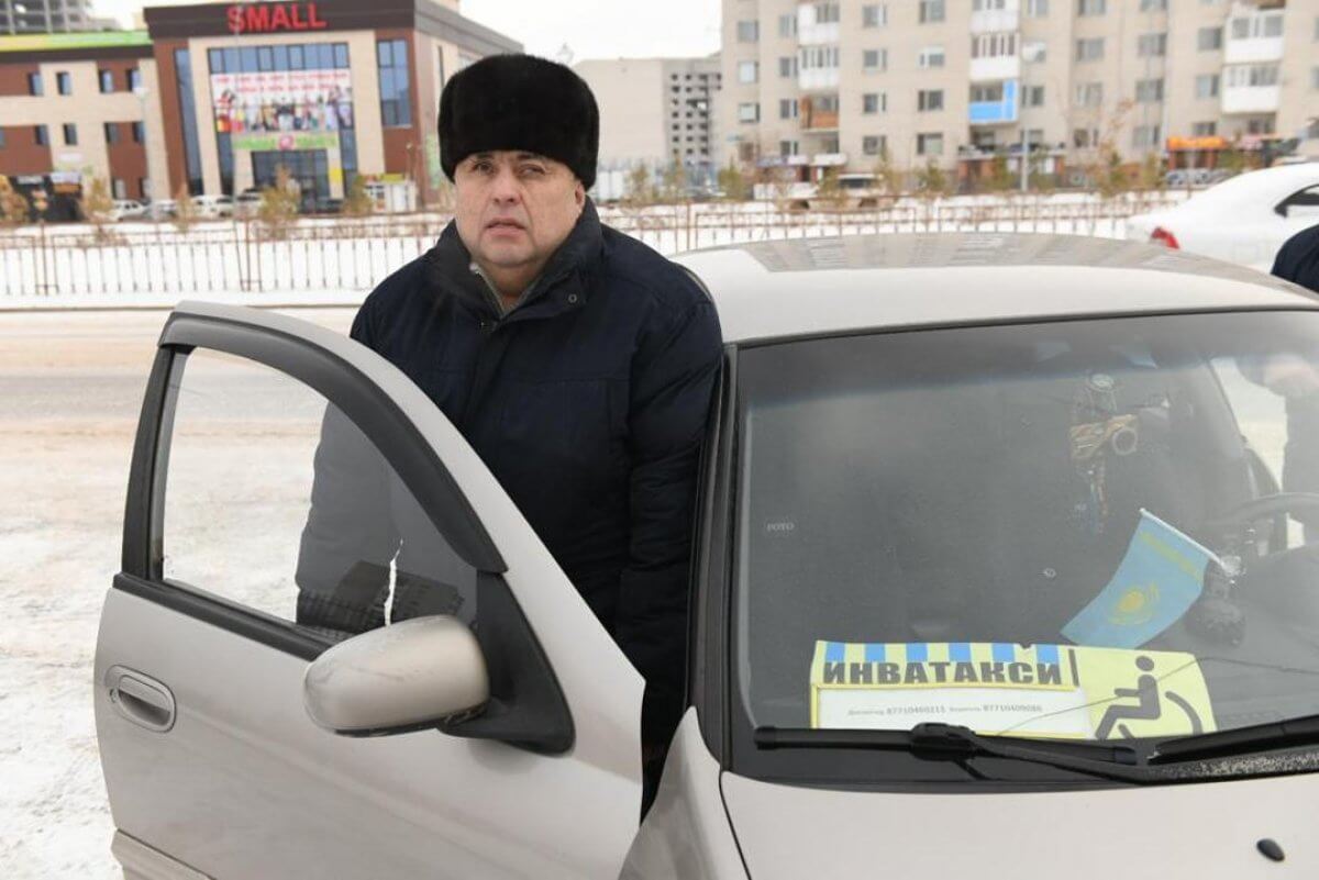 Людей с ограниченными возможностями на участки в столице доставляет инватакси