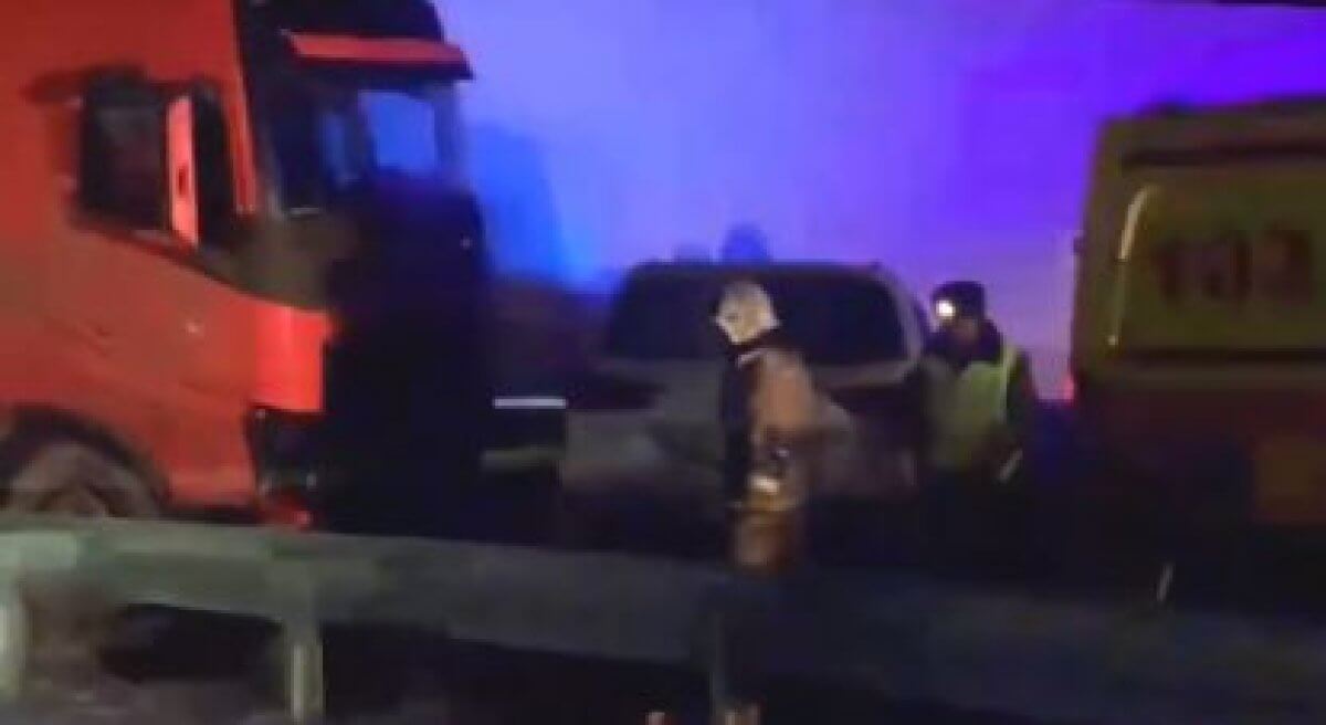 Четыре человека погибли в массовом столкновении на Алматинской трассе