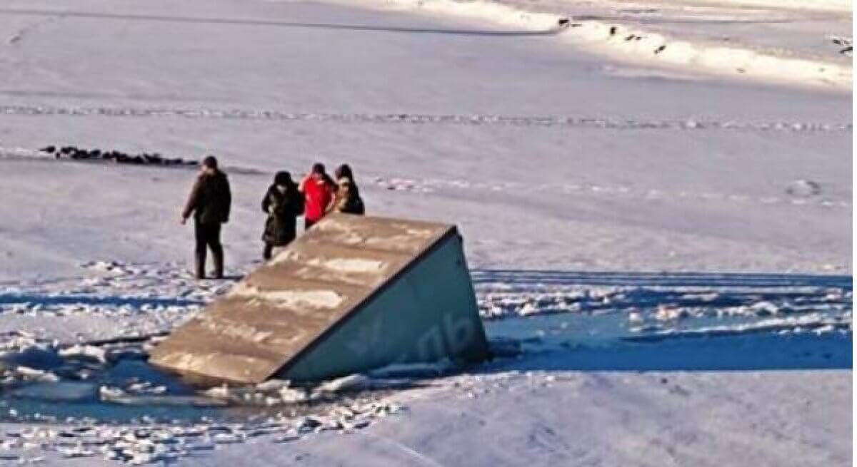 Двое мужчин спасли из тонущей машины женщин и детей