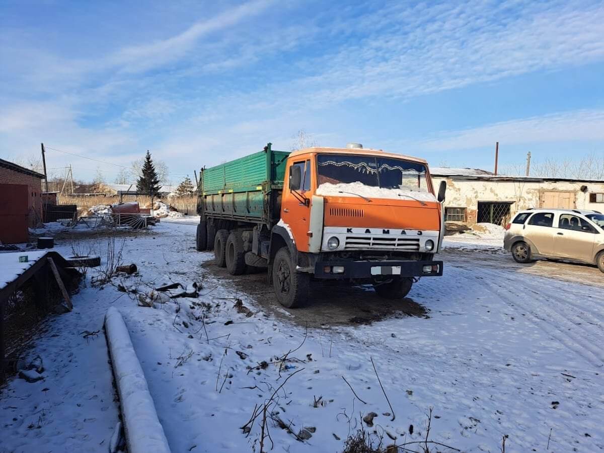 Груженный краденым зерном КамАЗ целый день стоял на месте преступления в СКО