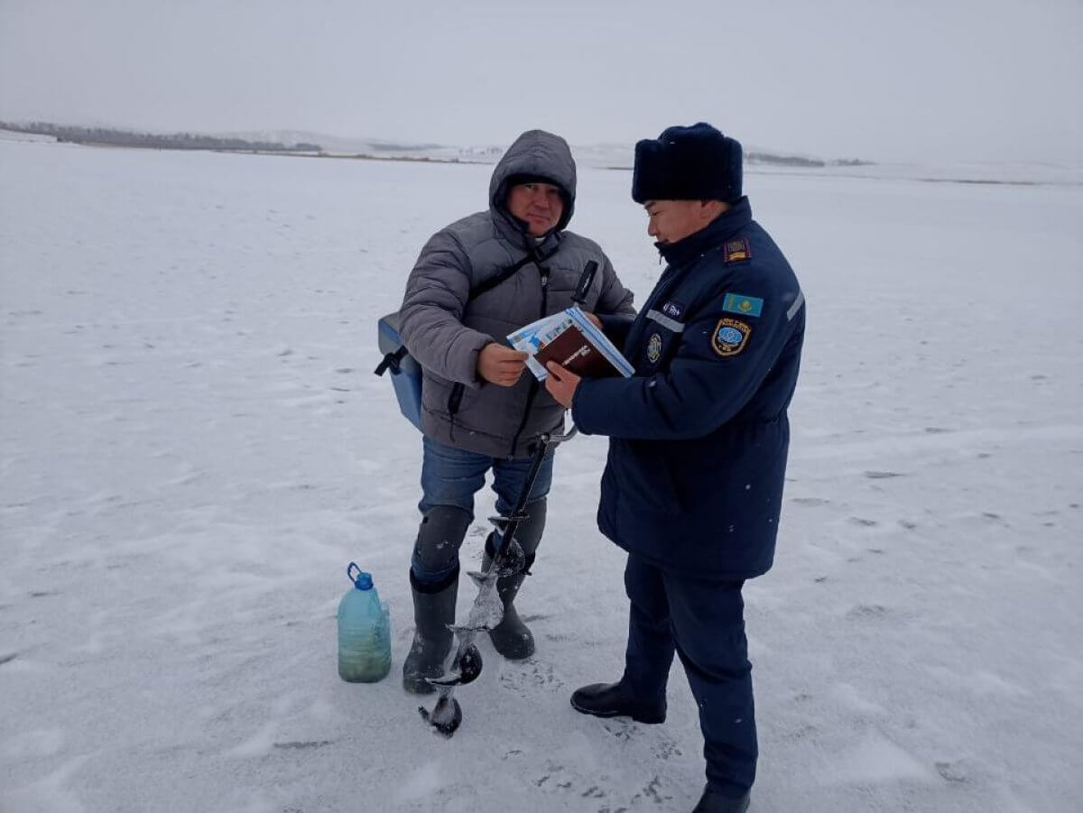 Казахстанские спасатели проводят рейды на водоемах в местах зимней рыбалки