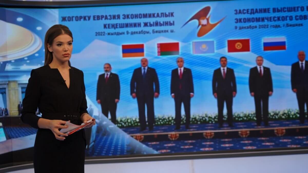 За кадром
