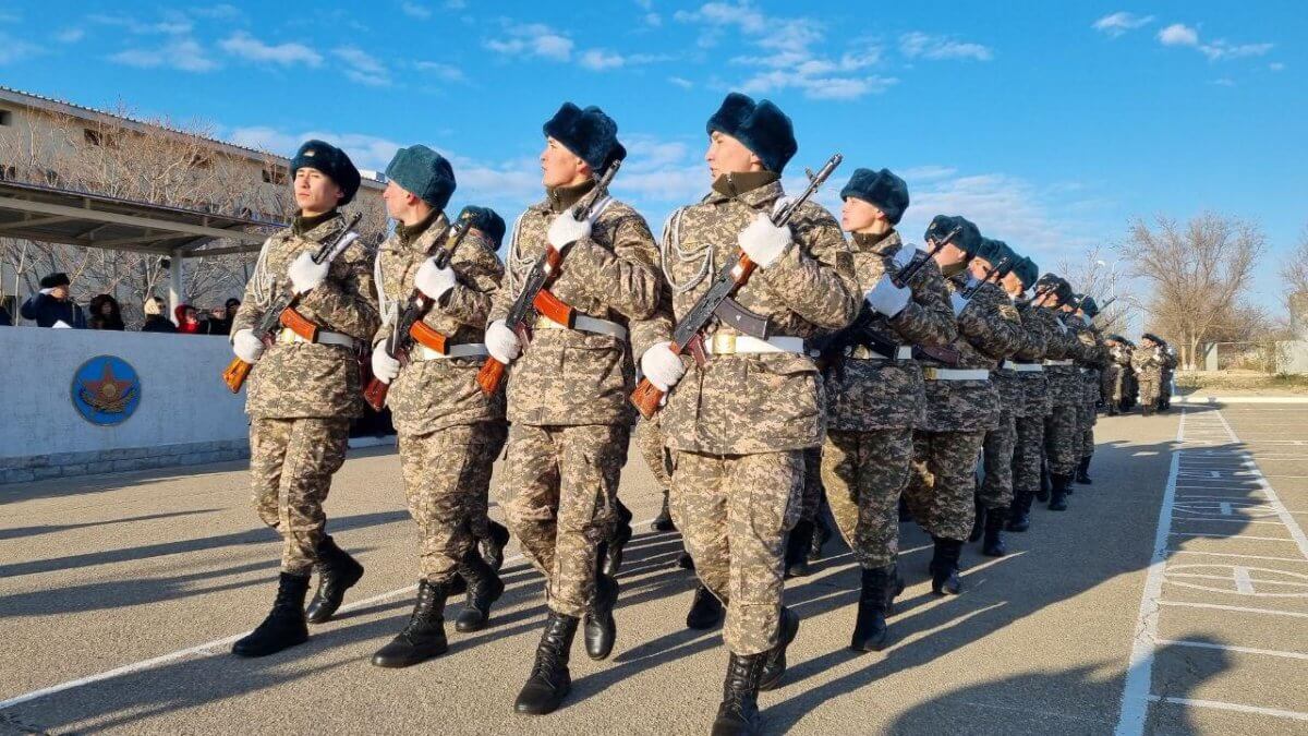 Ввести ответственность за дискредитацию армии в особый период предлагают в Минобороны РК