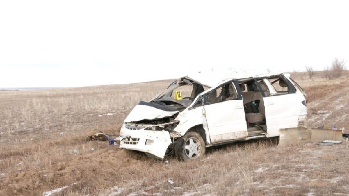 Автомобиль с девятью детьми перевернулся в Актобе