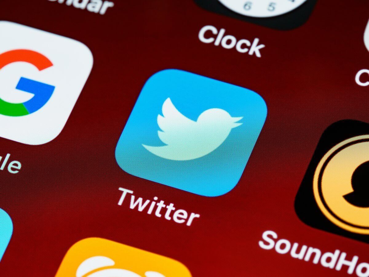 Twitter скрыл номера телефонов горячих линий по предоставлению помощи