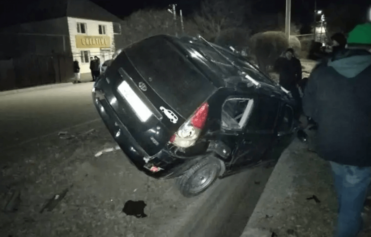 Автомобиль врезался в жилой дом в Уральске