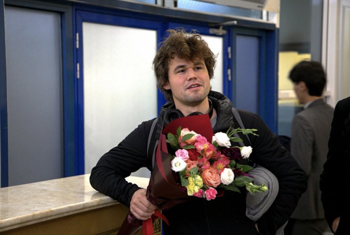 Чемпион мира по шахматам Магнус Карлсен прибыл в Алматы