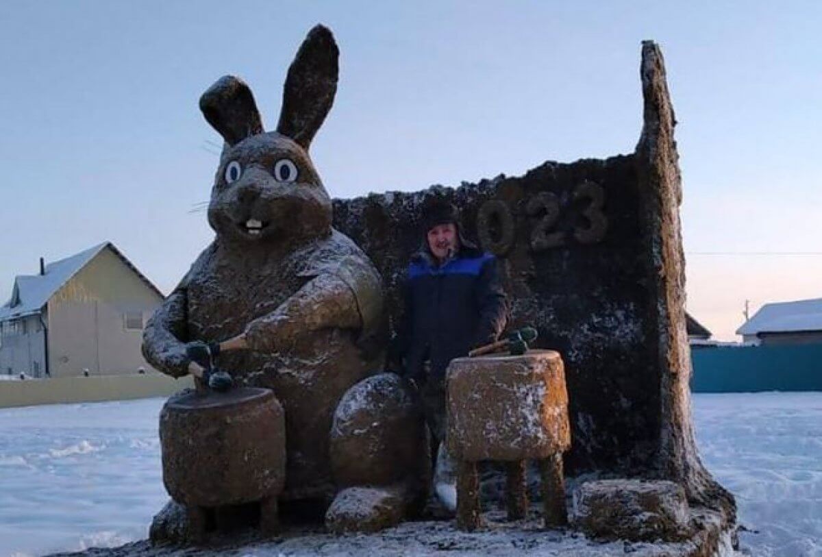 Скульптор вылепил из навоза двухметрового зайца в Якутии (ВИДЕО)