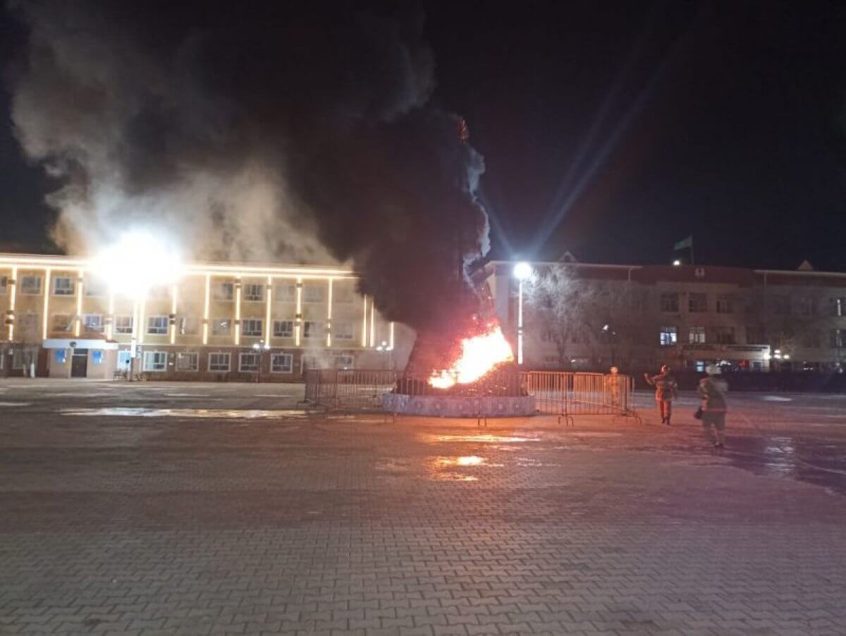 Новогодняя елка сгорела в поселке рядом с Кызылордой