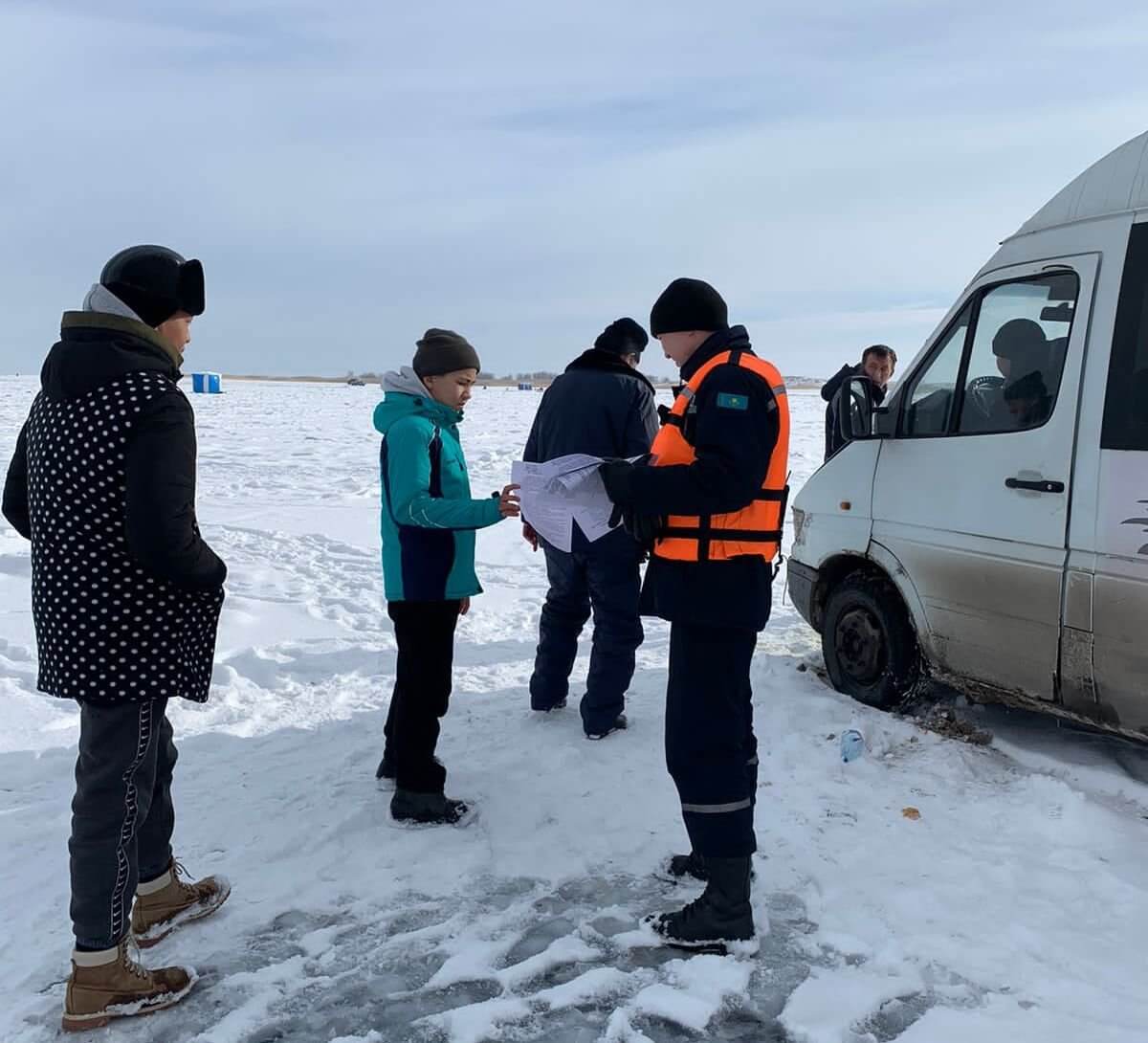 Рыбак на авто провалился под лед в Алматинской области