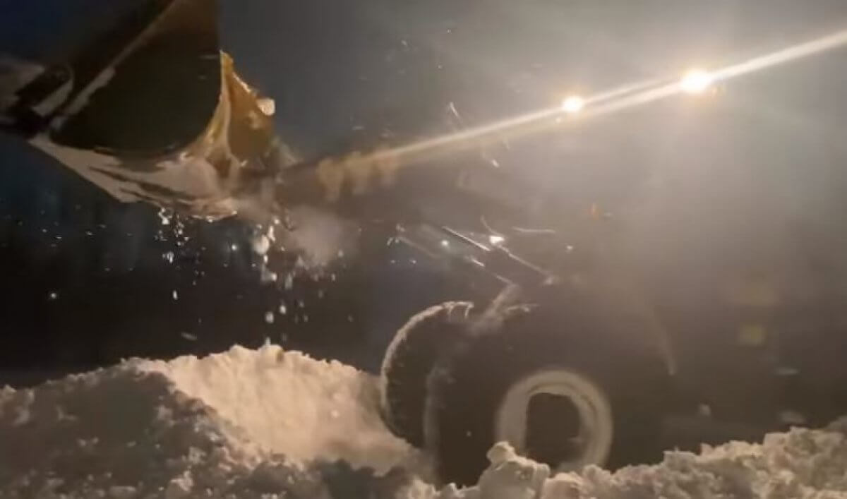 Похоронная процессия с двумя телами застряла из-за нечищеной дороги в Абайской области (ВИДЕО)