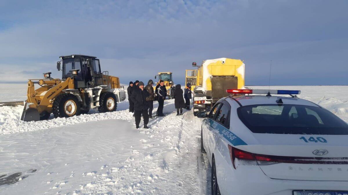 Временно закрыты 65 участков автодорог в Казахстане из-за непогоды