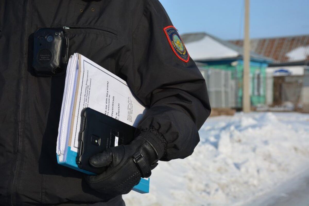 Водитель погрузчика повредил насаждения при уборке снега в Петропавловске