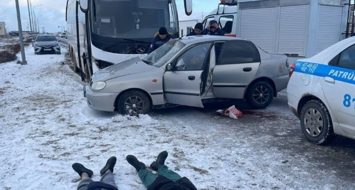 Три человека погибли при столкновении автобуса с машиной на трассе в Мангистауской области