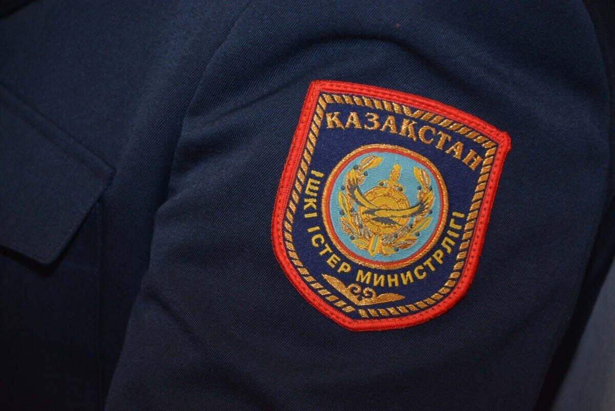 Полицейский спас потерявшего сознание на улице малыша в Туркестане (ВИДЕО)