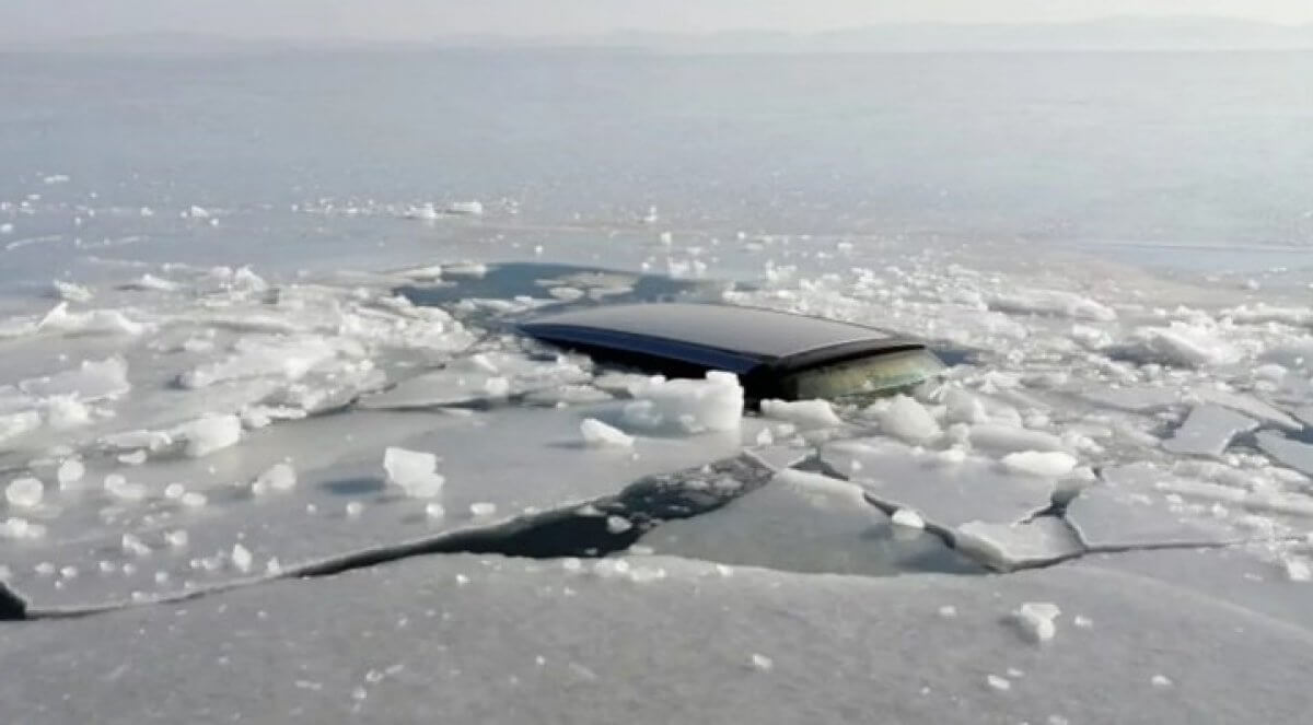 Тело провалившегося под лед водителя с машиной нашли в Алаколе