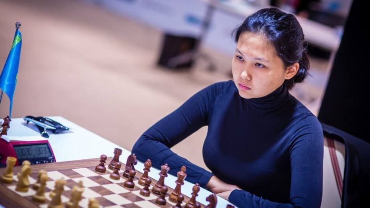 Interview with bibisara assaubayeva fide. Бибисара Асаубаева 2022. Динара Садуакасова шахматы. Ксения Костенюк. Александра Горячкина шахматистка.