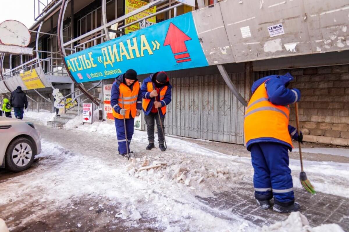 Как в Астане справляются с гололедом