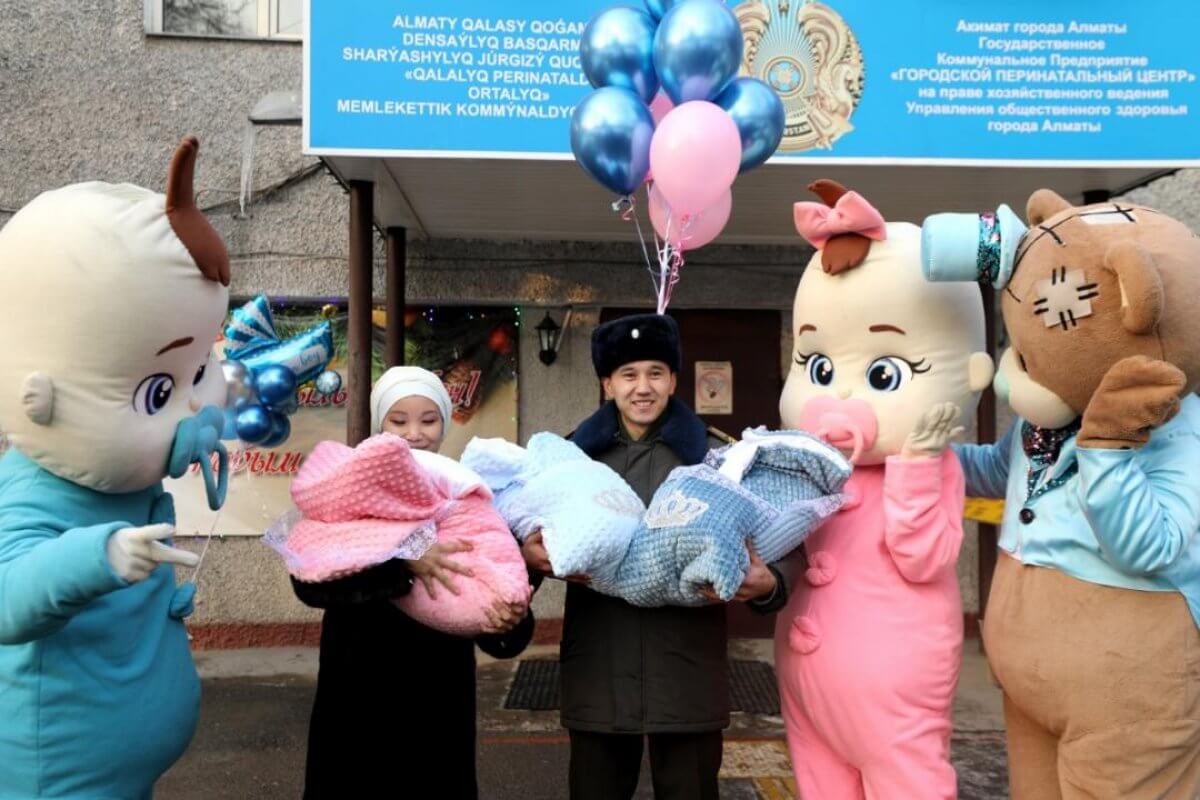 Тройняшки родились у пожарного, который спасал людей во время кантара